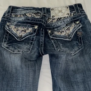 säljer miss me jeans!! - super fint skick, pris kan diskuteras. Klicka inte på köp nu ❤️ köpta för: 850, mitt pris: 750💘 midjemått: 36 cm innerbensmått: 71 cm. De är flare och jag är 164 cm lång ( det är jag på bilden då ) 