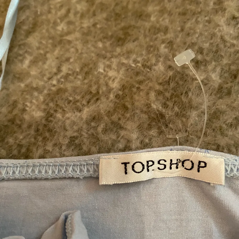 Så söt topp från topshop som man kan ha antingen med eller utan banden 🥰 Storlek S och mycket bra skick🫶. Toppar.