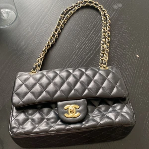 väska - säljer en fin väska ifrån chanel.  kan skicka fler bilder vid frågor. 