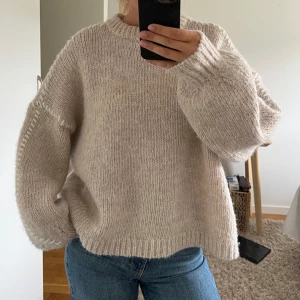 Stickad tröja - Säljer denna stickade tröjan från vero Moda, storlek L men sitter som en M. Ny och aldrig använd därav priset💞
