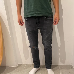 Dondup jeans  - Fina dondup jeans storlek 30 personen på bilden är 175 och väger 60kg 