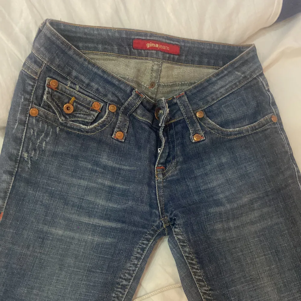 Ett par skit snygga jeans från Gina köpta för flera flera år sedan , ena backfickan är trasig annars är Jensen i bra skick. De står ingen storlek . Jeans & Byxor.