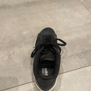 Adidas skor storlek 37,5 - Skorna är i bra begagnat skick.
