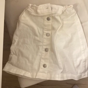 Vit jeanskjol  - Jätte bra i skicket, säljer då den är för för liten för mig, 5 knappar.