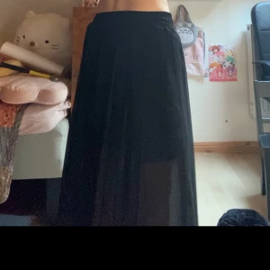 Lågmidjad långkjol - Elastiskt band som gör det möjligt för många olika strl att bära plagget!!