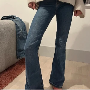 Snygga bootcut jeans från zara - Ett par stygga mid waist bootcut jeans i storlek 34 från zara  Snygga passform  Lite förstörda i hälen så de är använda  🫶❤️🥰🌸