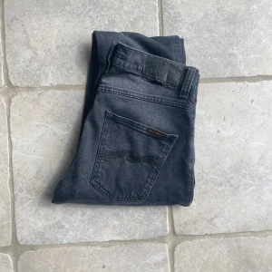 Svarta jeans från Nudie Jeans - Ett par nudie grim Tim dark Cove i storlek 27/30. tecken på andvändning skick 7av 10 