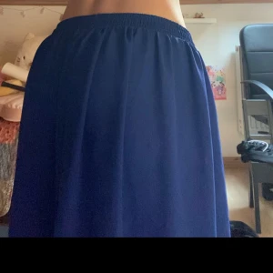 Lågmidjade lång kjol  - Det elastiska bandet runt midjan gör att den kan passa mellan xs-m!!