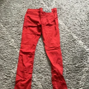 Röda skinny jeans - Säljer ett par snygga röda skinny jeans. De är i bra skick och har en tight passform. Perfekta för att lägga till en färgklick i din garderob!
