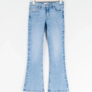 Ljusblå bootcut jeans - Säljer ett par ljusblå bootcut jeans i storlek 134. De är helt nya och fortfarande i förpackningen. Perfekta för en avslappnad och stilren look. Passar bra till både vardag och fest.