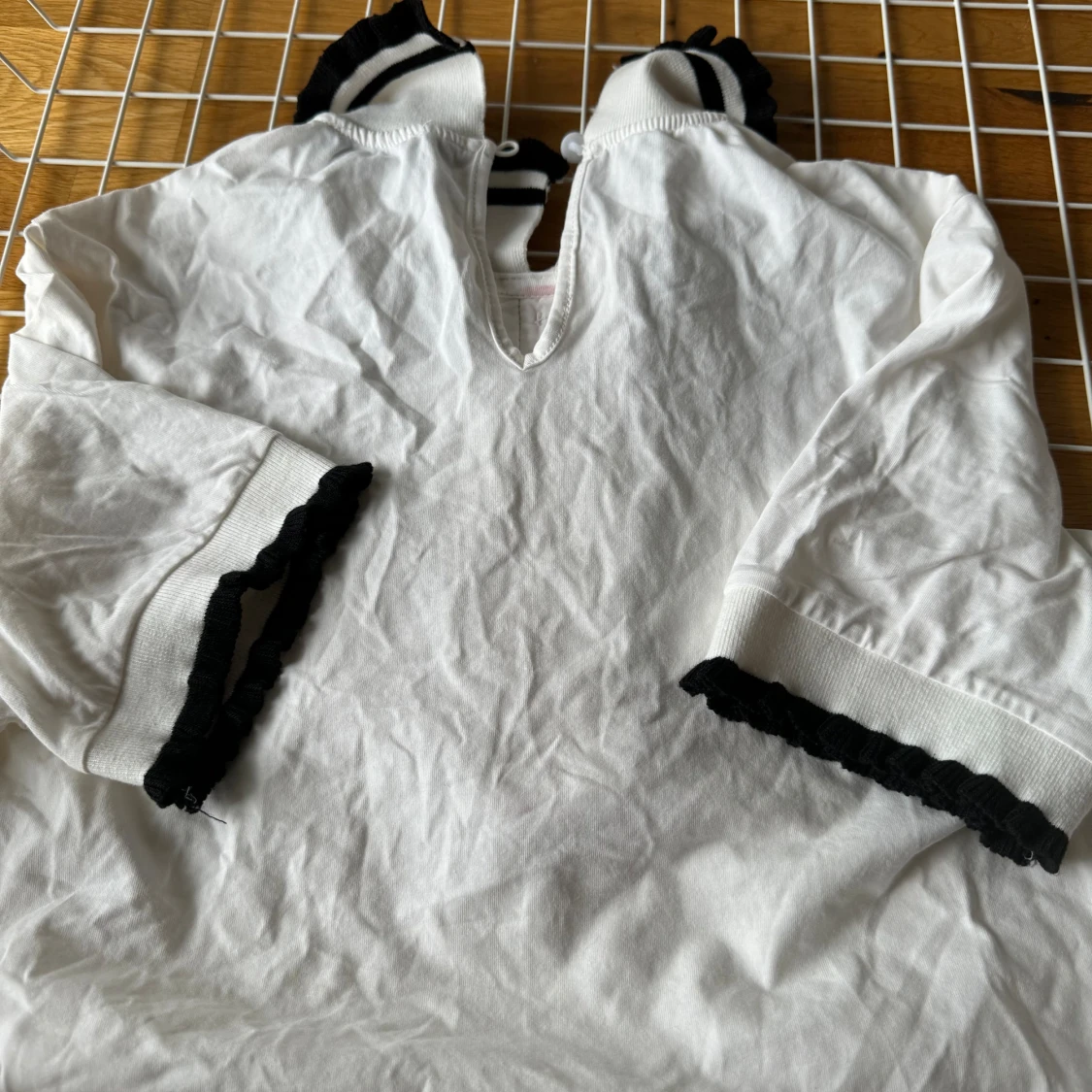 Vit blus med svarta detaljer och röda knappar - 90