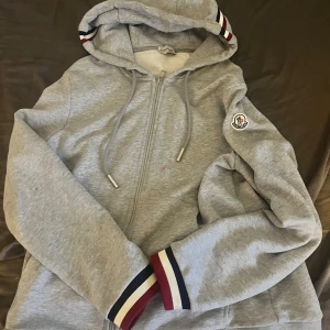 Tröja  - Hej säljer min moncler tröja, riktigt skön att ha på sig sitter bekvämt och varm och skönt, st L-M moncler påse medföljer köpet!! Hör av er om frågor eller funderingar 