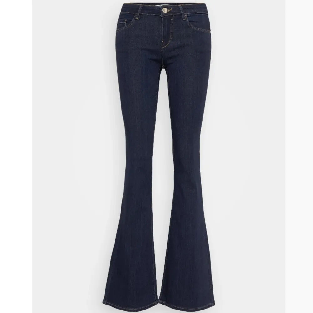 Low waist bootcut jeans från ONLY, använda fåtal gånger och i jättebra skick💗. Jeans & Byxor.