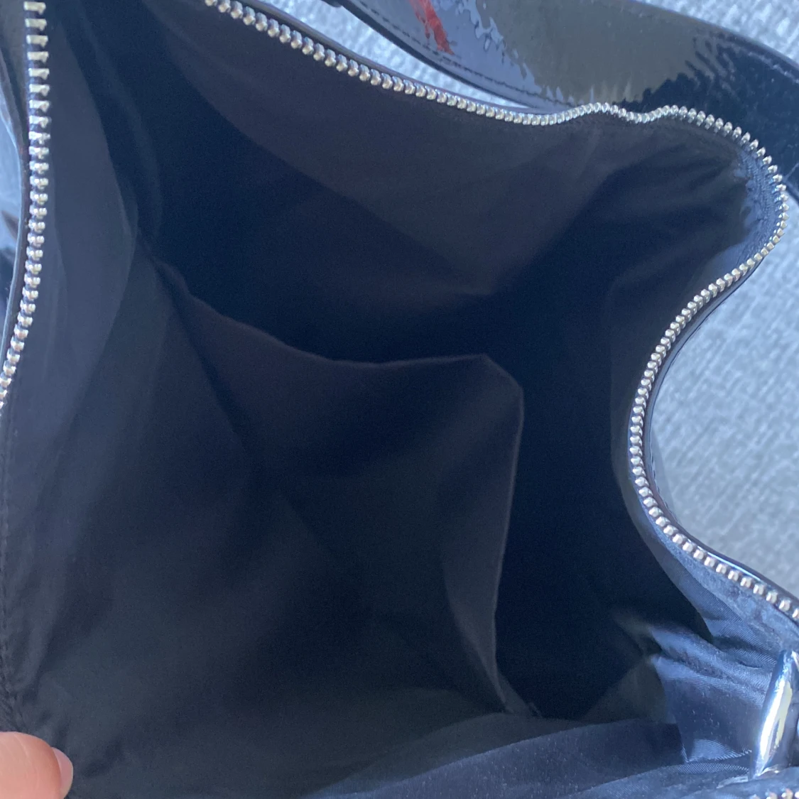 Väska med glansigt tyg  - 90