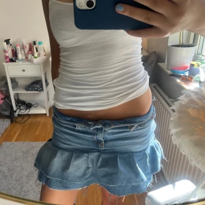 Volang kjol - Säljer denna egensydda kjolen!!! Superfin och perfekt nu!! Den har en difekt på baksidan som knappt syns men visas på sista bilden❤️❤️