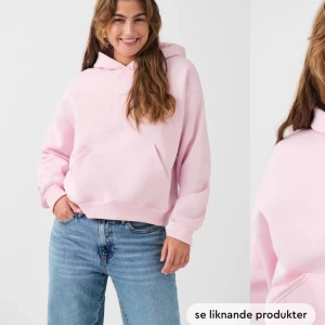 Rosa set - Använd en gång, säljer pga jah vill köpa annan färg Hoodien=M Byxorna=S  Säljer tsm för 500 annars 250 för hoodien och byxorna 200 💗 Köpt strax under 700 Byxorna har lite smuts längs ner då de var lite långa för mig