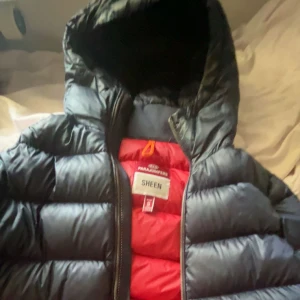 En äkta pjs jacka ”kvitto finns ej” men det finns qr kod och man kan kolla up jackans id. - Bra skick skulle jag säga, finns hål i jackans ena arm Annars fint skick