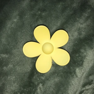 hårklämma blomma - ljusgul hårklämma i form av en blomma. Nästan aldrig använt.  Köpt från gina tricot💛🌼