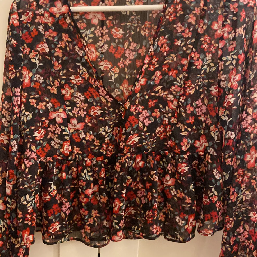 Jättegullig blommig blus som påminner mycket om bikbok blusen! ❤️. Puserot.
