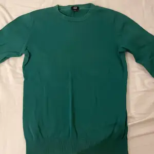 Tre stilrena tröjor i samma design i olika färger, grön, blå och orange. Den orange o blåa tröjan är i XS. Den gröna tröjan är i S. 