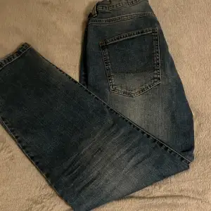 Ett par fräscha jeans från Kappahl i färgen blå. Säljer dem för att de är för små. Storleken är 164cm men passar även om man skulle vara 170cm  typ. Hör gärna av er om ni har någon fråga 