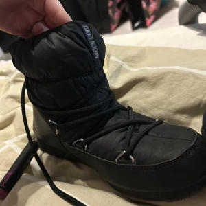 Moon boots  - Knappt använda. Ingen aning om vad dem e värda, så kom med ett rimligt pris 