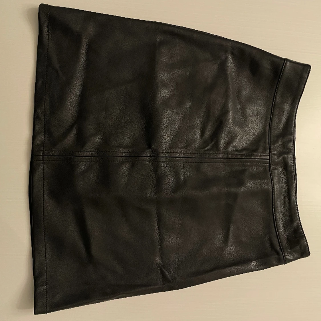 Svart kjol i läderimitation