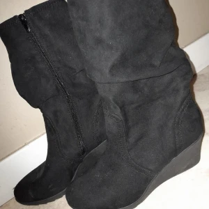 Stövlar  - Fodrade stövlar i strl 41, använda nån timme bara. 