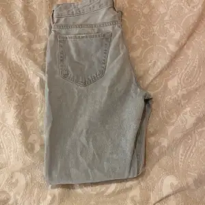 Jeans från Never denim. Strl W27 L32, har dock klippt av dom så skulle nog tro att dom är ungefär Längden 28.  Fint skick.