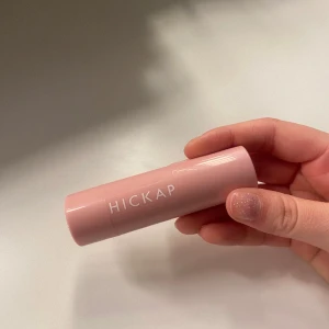 Hickap Highlighter - Färgen Pink Champange, endast swatchad på baksidan av handen 