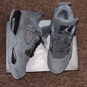 Jordan 4 - Jordan 4 black cats, storlek 46, köpta av en vän för 2999kr, box tillkommer, PM för att diskutera pris samt fler bilder.