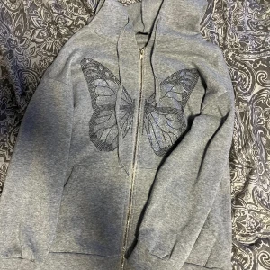 Kofta  - Säljer denna koftan för den inte kommer till användning längre prisvärd!! Och bra skick💗