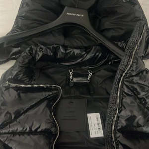 Philip plein väst - Org pris 18.000 den passar tyvvär inte mig då den är för stor pris kan diskuteras. 