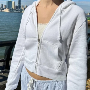 Hoodie - Croppad zip hoodie från brandy. Storlek onesize men skulle säga att den passar xs-m beroende på hur man vill att den ska sitta💗skriv för egna bilder
