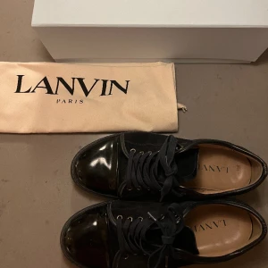 Lanvin skor  - Tja, säljer nu dessa mörkblå Lanvins i storlek 8(42-43). Perfekta att året om.Skorna har användst sparsamt och är fortfarande i mycket gott skick! Endast hälen har lite större slitage. Box och dustbag följer även med! Tveka inte att höra av er vid frågor!