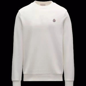 Moncler Tröja  - Moncler tröja som helt ny. Använd Max 2 gånger. Inga skador eller något på den. Fler bilder finns. Beställd från Care of Carl   