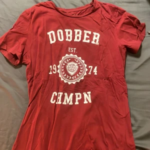 Dobber tshirt - Vinröd  Storlek medium 