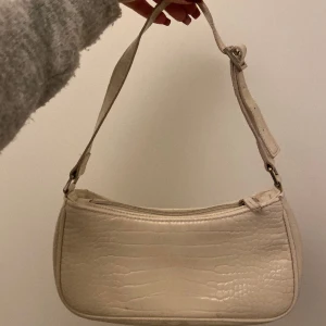 Väska - Säljer denna fina väskan från monki, pris kan diskuteras.💕