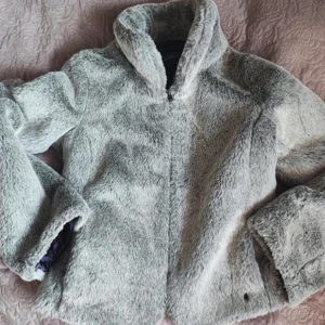 Grå pälsjacka - Superfin grå pälsjacka, köpt secondhand, men märket är mexx. Säljer då den tyvärr är lite liten för mig.