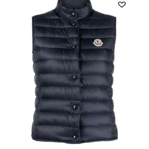 Moncler väst - Moncler väst i fint skick, köpt för två år sen på monclers hemsida för 3799kr,  den är barnstorlek men skulle säga att den motsvarar xs i damstorlek. 