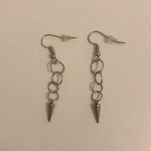 Säljer dessa sjukt snygga örhängen!💘 Just nu bara 69kr! 💘Örhängen är en längre version på ”silver spike earing” kolla in min profil för fler örhängen och andra smycken! 💘💘@smyckenbyTora💘💘
