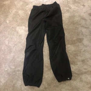 Regn och vindbyxa  - Regn och vindbyxor i mycket bra skick i storlek 146/152 