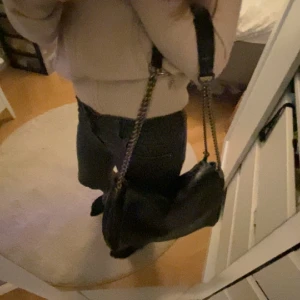 asball Zara väska - köpt för 500 ish och säljer för 200, möts helst upp (Odenplan, t-centralen och Hötorget) 💗💗