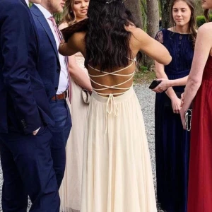 Balklänning - Skräddarsydd balklänning. Passar xs, exakta mått finns.   Köpt för 3299kr Säljer för 1500kr  Är 160 cm på bilder och hade ca 8-10 cm klackar 