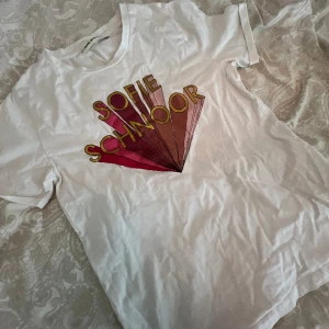 Sofie schnoor T-shirt  - Säljer denna coola T-shirten från Sofie schnoor som är perfekt till alla sommarens dagar 💗😍🕺😊