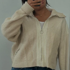 Stickad kofta på & other stories  - Stickad tröja från Other stories som är superskön och varm. Storlek L men skulle säga att det är en s