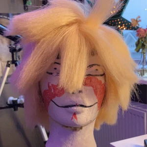 Len kagamine peruk - Säljer min Len kagamine peruk, köpt augusti 2022 ganska använd och använd på konvent 1 gång men i bra skick :)