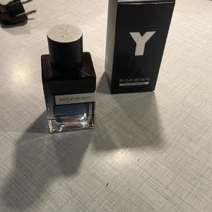 Ysl y 35 ml  - Säljer då jag tröttnat på lukten , men väldigt bra parfym för vardagligt bruk , köpt från kicks i juli. Kan även byta mot rätt parfym. Håller 8+ h och bra projektion