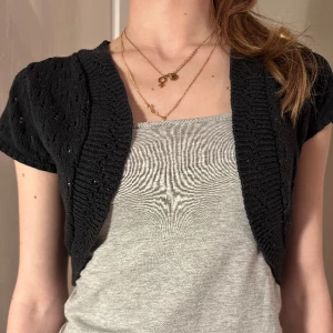 Bolero - Jättesöt stickad bolero! Älskar denna men har många liknande💕Passar både xs och s (jag bär vanligtvis xs eller s)