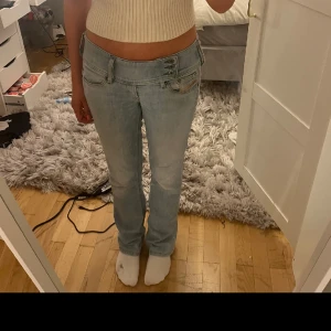 Diesel jeans - Säljer nu mina abosluta favorit jeans. Dem är ifrån diesel men köpte dem ifrån sellpy för 1400 kr. Dem är ljusblå Lågmidjade och har jätte coola detaljer💕